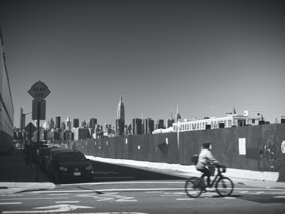 道路上骑自行车的人的灰度照片
